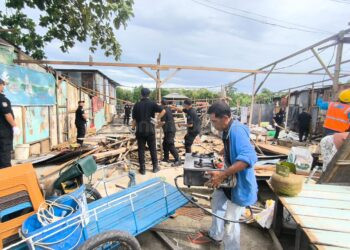 Ratusan Petugas Bongkar Bangunan Liar di Kawasan Pelabuhan Loktuan