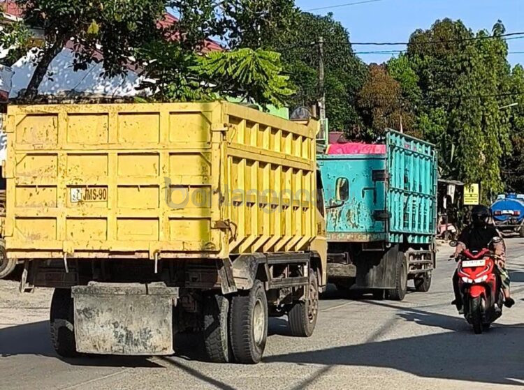 Truk pembawa material melintas di Jalan Pelabuhan Tiga, Kelurahan Tanjung Laut Indah, 5 November 2025. (Nasrullah/Bontang Post)