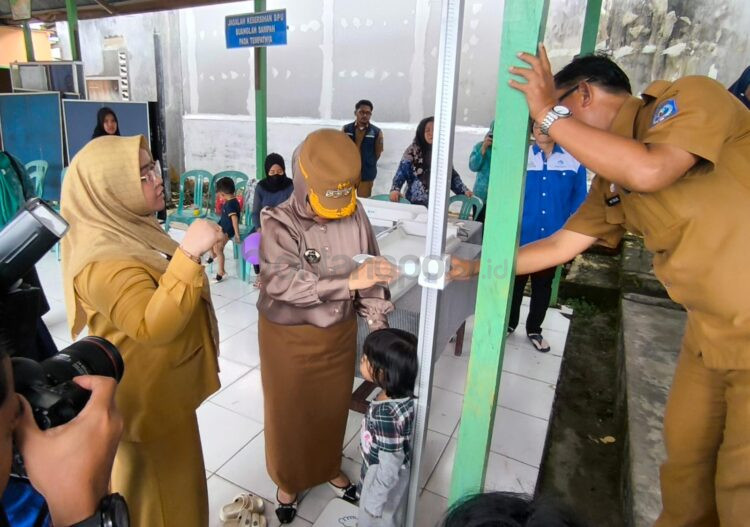 Wali Kota Bontang, Neni Moerniaeni meninjau operasi timbang di Posyandu (Nasrullah/ Bontang Post)
