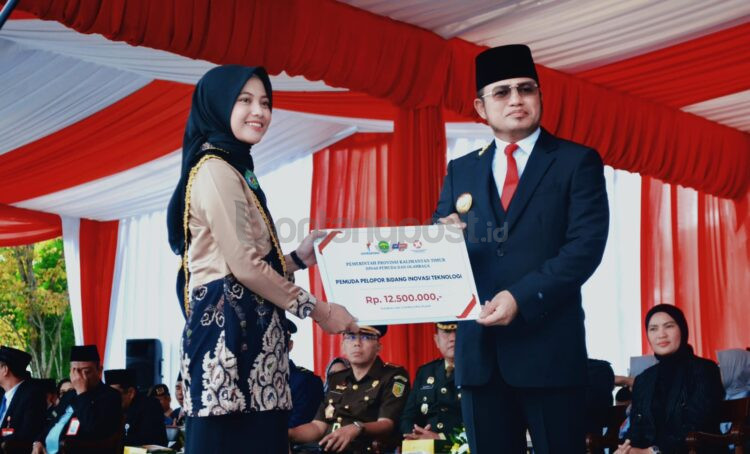 Eka Putri Jenita Sari (23) menerima penghargaan Pemuda Pelopor Bidang Inovasi dan Teknologi 2025 dari Gubernur Kaltim Rudi Mas’ud