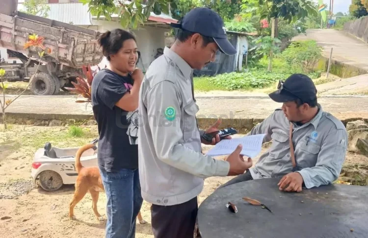 Petugas melakukan pendataan kepada calon pelanggan jargas yang diajukan Pemkot Bontang untuk mendapatkan bantuan pemasangan jaringan secara gratis dari pemerintah pusat. (ADIEL KUNDHARA/KP)
