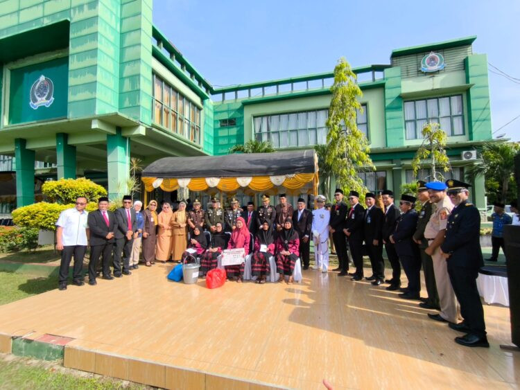 Penyerahan sembako dan uang tunai yang diserahkan langsung oleh Wawali Agus Haris. (Nasrullah/Bontang Post)