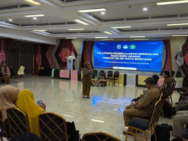 Wali Kota Neni tekankan guru agama berperan bangun karakter dan kecerdasan siswa di era digital lewat pelatihan Disdikbud Bontang.