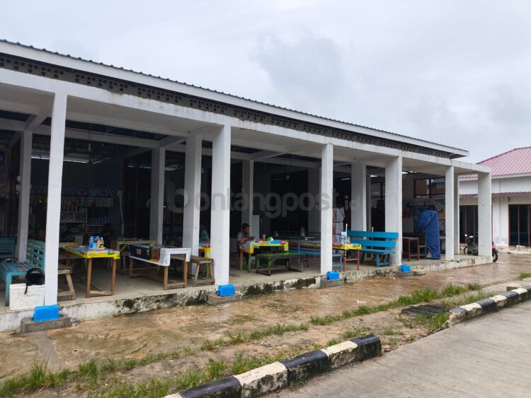 Kios di kawasan Stadion Bessai Berinta atau Lang-Lang. (Nasrullah/Bontang Post)