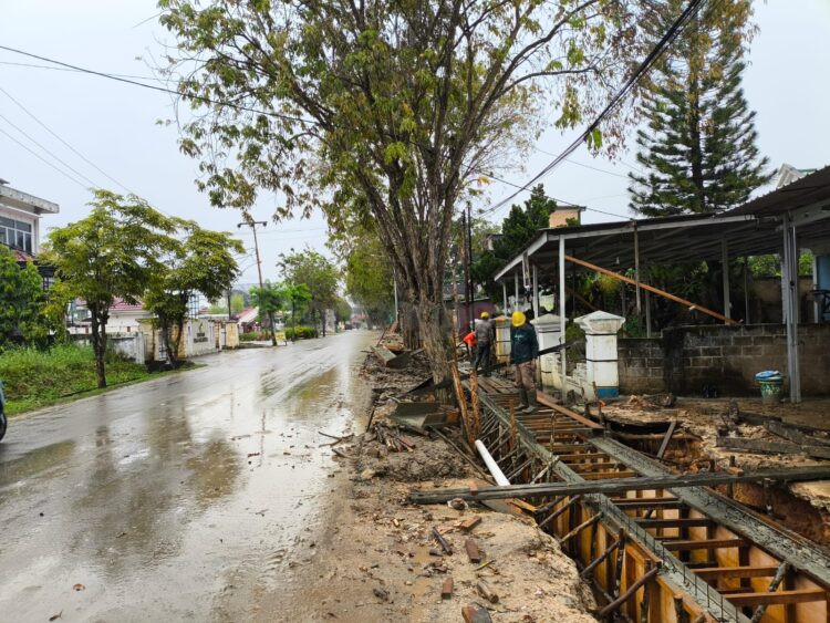 Pengerjaan proyek drainase di Jalan Awang Long. (Nasrullah / Bontang Post)
