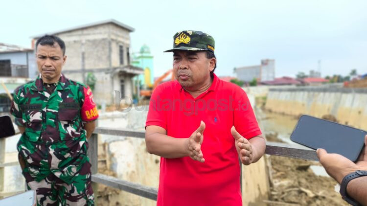Wakil Wali Kota Bontang, Agus Haris, saat meninjau lokasi turap di aliran sungai Jalan Bulu Tangkis Dua. (Nasrullah / Bontang Post)