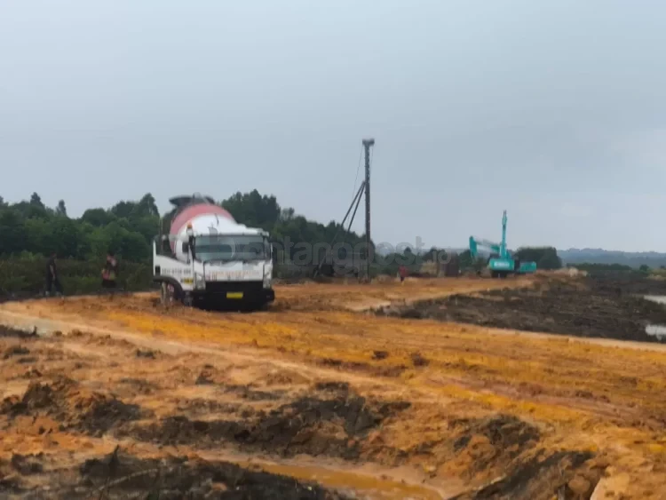 Kendaraan berat masih lalu-lalang untuk menyuplai material penimbunan diakses Dewi Sartika. (ADIEL KUNDHARA/KP)