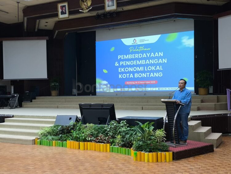 Manager CSR & Relations Badak LNG, Putra Peni Luhur Wibowo memberikan sambutan sekaligus membuka acara. ( Dwi Kurniawan Nugroho / Bontang Post )