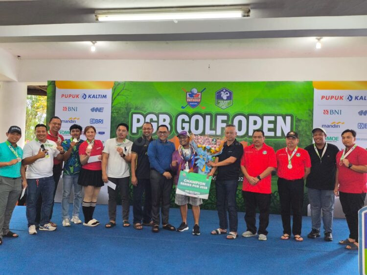 Momen penyerahan hadiah pada Turnamen PGB 2025. (Nugrah / Bontang Post)