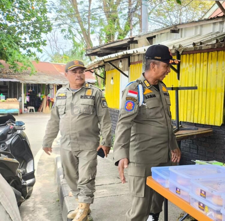 Petugas Satpol PP memberikan imbauan kepada pedagang agar tidak menggunakan trotoar sebagai tempat berjualan (Nasrullah/Bontang Post)
