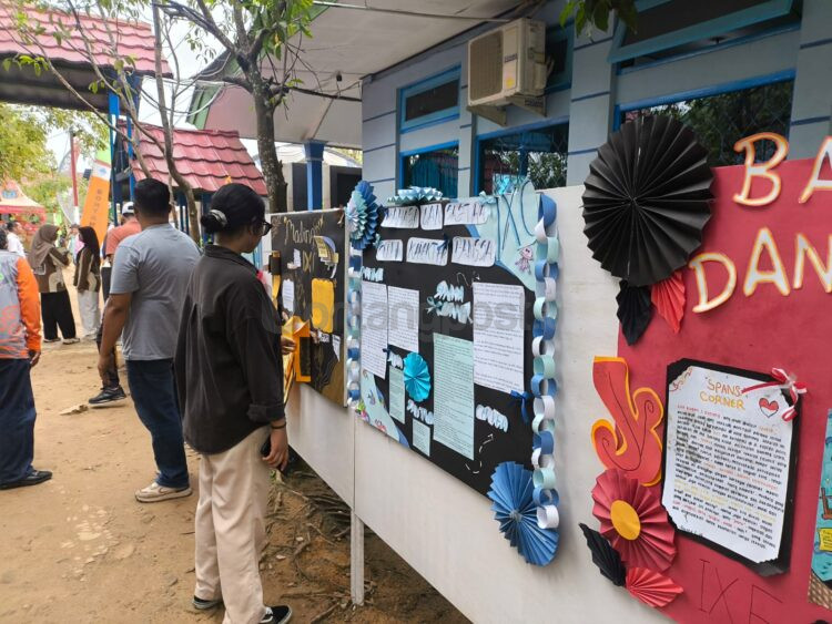 Kreasi mading karya siswa SMP Negeri 1 Bontang yang dipamerkan saat peringatan HUT sekolah. (Dwi Kurniawan Nugroho / Bontang Post)