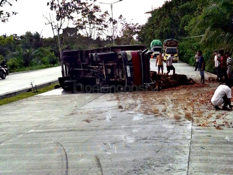Kondisi truk pengangkut sawit yang terguling di Jalan Soekarno-Hatta, Bontang, menghalangi jalur lalu lintas.