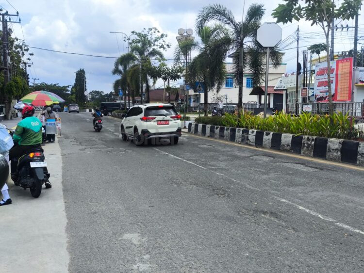 Kondisi kerusakan di Jalan MT Haryono tepat di depan Yayasan Pendidikan Bahrul Ulum yang dikeluhkan warga. (Nugrah / Bontang Post)
