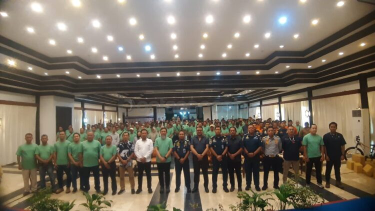 Jajaran PT KNI berfoto bersama perwakilan instansi, perusahaan, dan seluruh peserta. (Rera/Bontangpost.id)