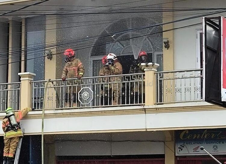 Saat petugas Damkar melakukan penanganan. (Nasrullah/Bontang Post)
