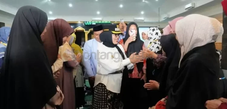 Wali Kota Bontang Neni Moerniaeni membuka pelaksanaan pelatihan 500 guru ngaji. (Prokompim Bontang)