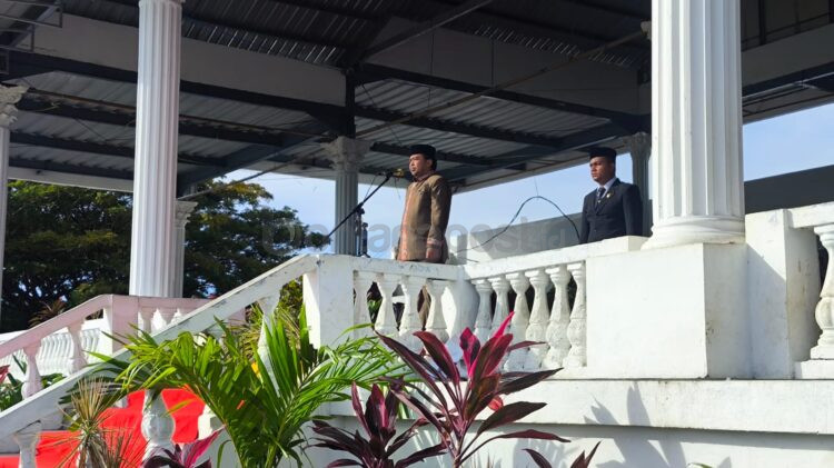 Saat Agus Haris membacakan amanat Mendikdasme pada Upacara Hari Guru Nasional. (Dwi Kurniawan Nugroho/Bontang Post)