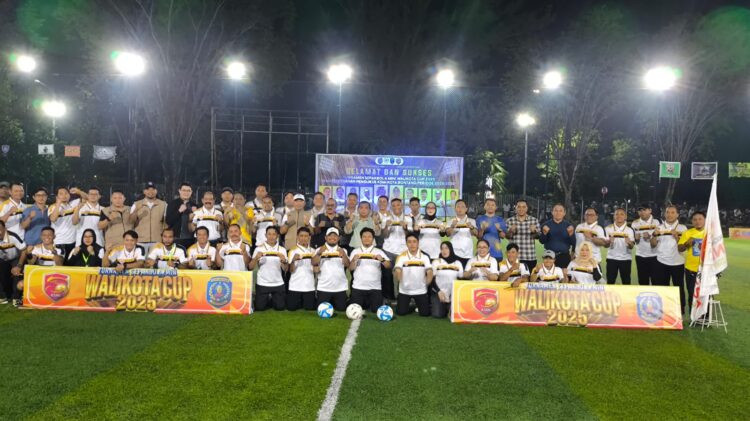 Wakil Wali Kota Bontang Agus Haris saat membuka Turnamen Mini Soccer Wali Kota Cup 2025 di Lapangan Mini Soccer Formula, Berebas Tengah.