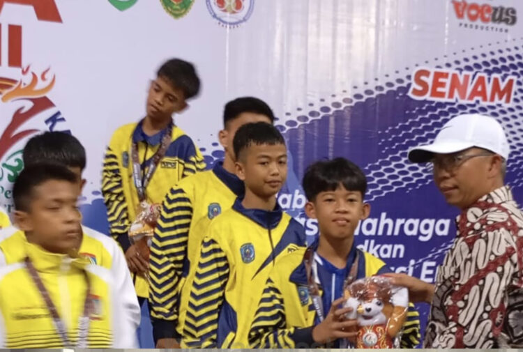 Pelajar SDN 008 Bontang Utara meraih emas di Senam Artistik Putra Beregu dan perunggu di Senam Ritmik Putri. (Dok SDN 008 Bontang Utara)