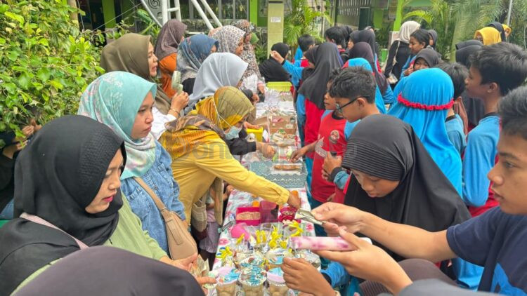 Gelar Karya SDN 008 Bontang Utara, siswa kelas satu menampilkan kreativitas dan karya kewirausahaan. (Dok SDN 008 Bontang Utara)