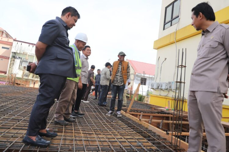 Saat tinjauan ke salah satu proyek di Rumah Sakit Tipe D. (Dok DPRD)