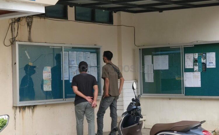 Pencari kerja melihat daftar lowongan yang tersedia di kantor Disnaker Bontang. (Nasrullah/ Bontang Post)