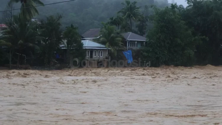 Jembatan Gunung Nago, Padang, roboh setelah diterjang banjir bandang. (liputan6)