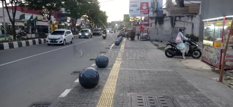 Akses pedestrian di Jalan Ahmad Yani sebagian telah mengalami perubahan sejak perbaikan pada tahun lalu. ( ADIEL KUNDHARA/KP)