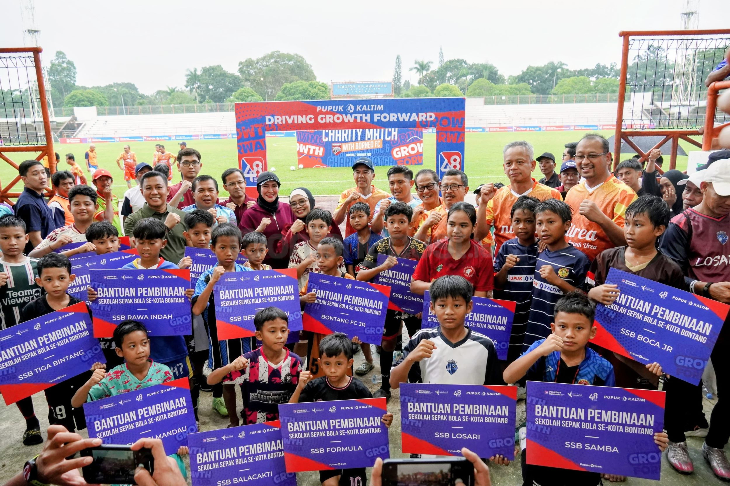 Semangat HUT Ke-48, Pupuk Kaltim Gelar Coaching Clining dan Charity Match Bersama Borneo FC