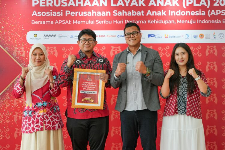 Pupuk Kaltim raih Peringkat Utama PLA 2025 berkat komitmen perlindungan anak, pendidikan, kesehatan, dan program keberlanjutan. Pgs VP TJSL Pupuk Kaltim, Lendl Wibisana (dua kanan), dan Kepala DP3AKB Bontang, Eddy Forestwanto, usai menerima penghargaan