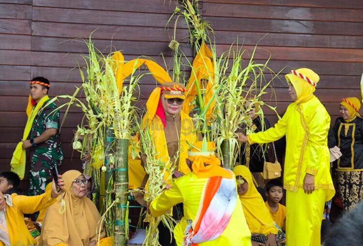 Ritual Balai Pompong Sebagai simbol tolak bala yang diikuti Wali Kota Bontang Neni Moerniaeni dan Sultan Kutai Kartanegara ke 21 Aji Muhammad Arifin. (Nasrullah/Bontang Post)