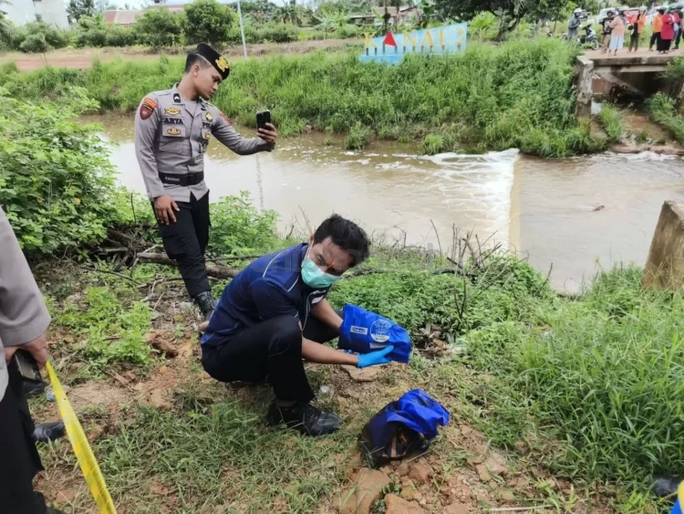 Totebag hijau berisi jasad bayi yang ditemukan anak-anak saat mencari kepiting di sekitar Sungai Kanal 2, Sangatta Utara, Selasa (27/5/2025).