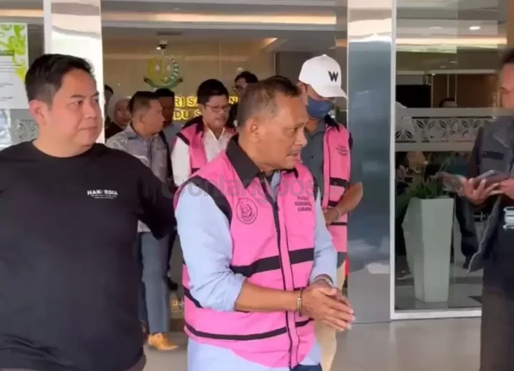 Tiga tersangka hibah KONI Samarinda 2019-2020 ditahan Kejari, Selasa (9/12/2025). (Bayu/KP)