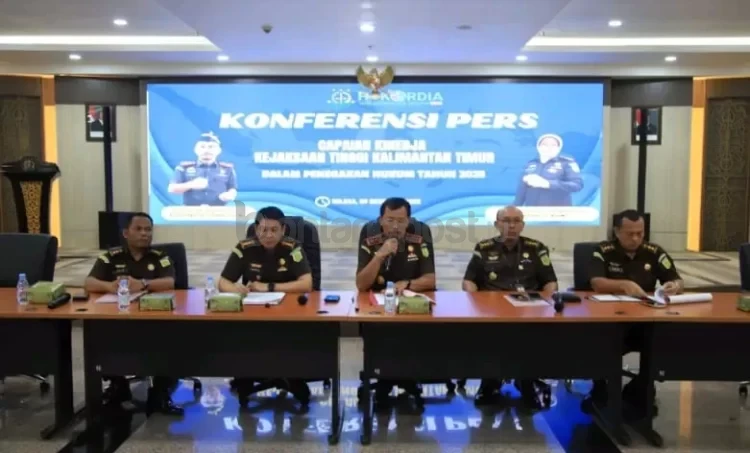 Kajati Kaltim Supardi (tengah) memaparkan kinerja mereka dalam pemberantasan tindak pidana korupsi sepanjang 2025, Selasa (9/12/2025). (Bayu/KP)