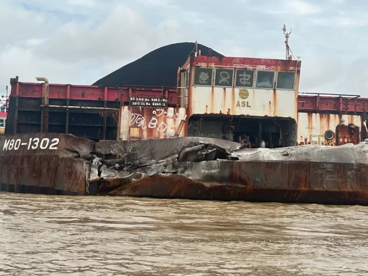 Kondisi Jembatan Mahakam Ulu yang membentang antara Kecamatan Sungai Kunjang dengan Kecamatan Loa Janan Ilir, mengalami luka cukup serius pasca-ditabrak tongkang bermuatan batu bara. (Rama/KP)