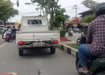 Kerikil Berserakan di Jalan Ahmad Yani Bontang, Dua Pengendara Jatuh