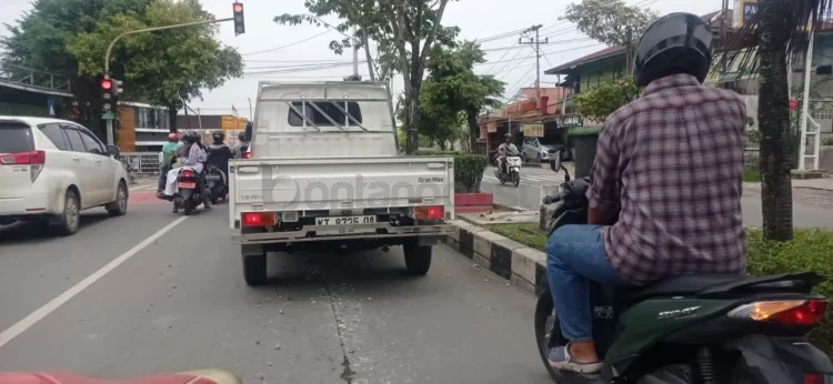Material koral berjatuhan di ruas Jalan Ahmad Yani dan sudah mengakibatkan pengendara roda dua terjatuh. (ADIEL KUNDHARA/KP)