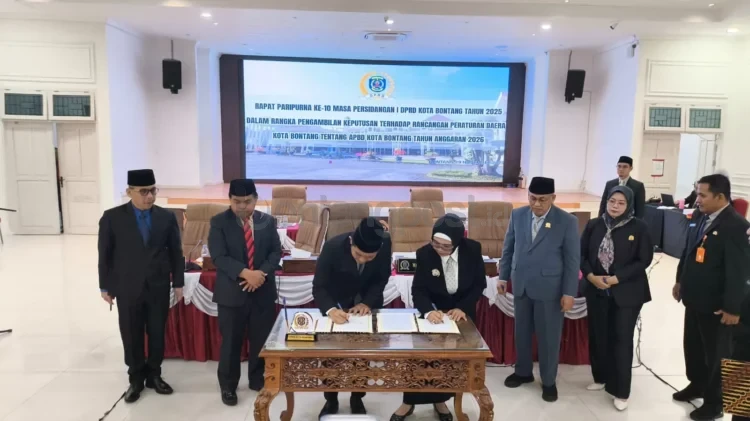 Pemkot dan DPRD Bontang mengesahkan APBD 2026 melalui rapat paripurna. (ADIEL KUNDHARA/KP)