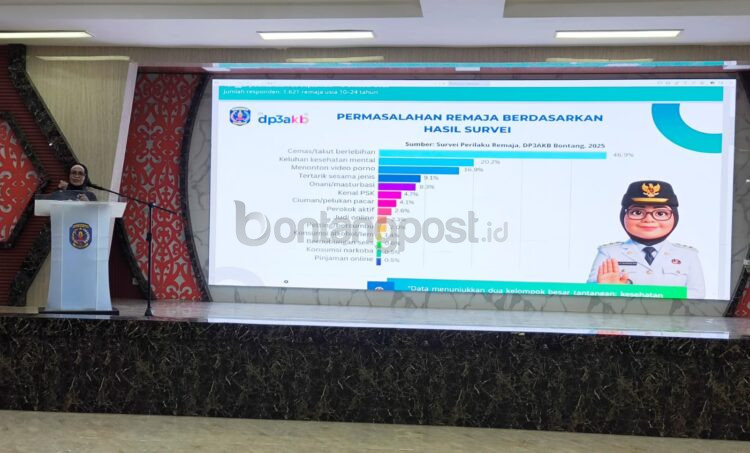 Wali Kota Bontang Neni Moerniaeni memaparkan data kondisi remaja Kota Bontang. (Dwi Kurniawan Nugroho / Bontang Post)
