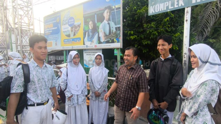 Agus Haris meninjau trotoar di depan YPI Bahrul Ulum, Jalan MT Haryono. (Dwi Kurniawan Nugroho / Bontang Post)