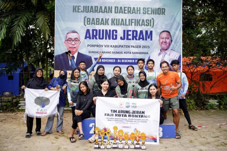 Tim Arung Jeram FAJI Bontang berfoto bersama sambil menampilkan trofi hasil raihan empat emas dan enam perunggu di BK Porprov 2025.