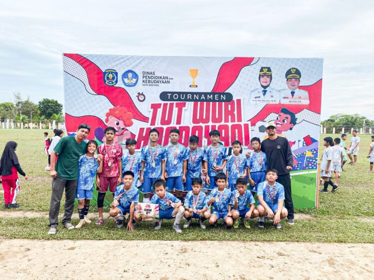 Tim Sepak Bola SDN 008 Bontang Utara saat meraih juara dua di Turnamen Tut Wuri Handayani pada awal Desember 2025. (dok. SDN 008 Bontang Utara)