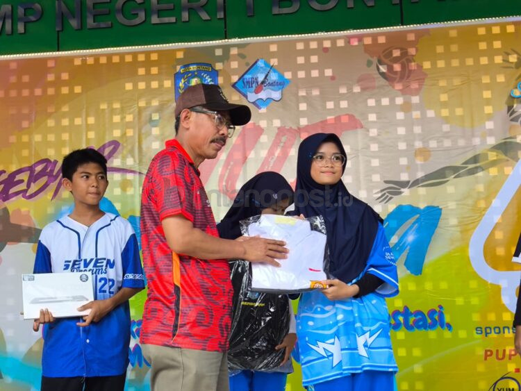 Saat Penyerahan Tablet secara simbolis diserahkan ke salah satu siswa SMPN 1 Bontang. (Dwi Kurniawan Nugroho/Bontang Post)