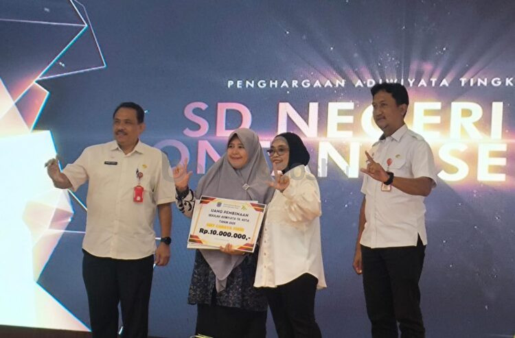 Penyerahan penghargaan salah satu Sekolah Adiwiyata yakni SDIT Cahaya Fikri. ( Dwi Kurniawan Nugroho/ Bontang Post)