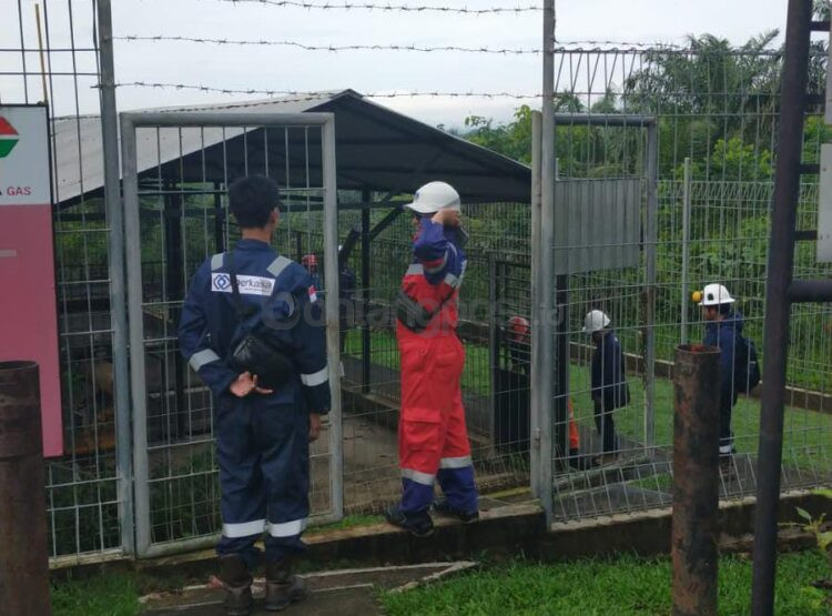 Petugas melakukan perbaikan pipa induk jargas di kawasan Manifold (MS Tugu).