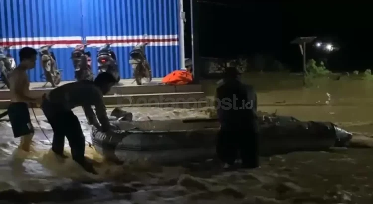 Proses evakuasi korban banjir di Kecamatan Karangan, Kutai Timur, langsung dilakukan petugas gabungan saat banjir datang.