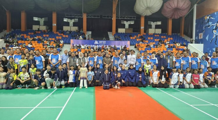 Direktur Pupuk Kaltim Gusrizal bersama jajaran, atlet bulutangkis, dan Wakil Wali Kota Agus Haris saat pembukaan PKT Open 2025. (Dwi Kurniawan Nugroho/Bontang Post)