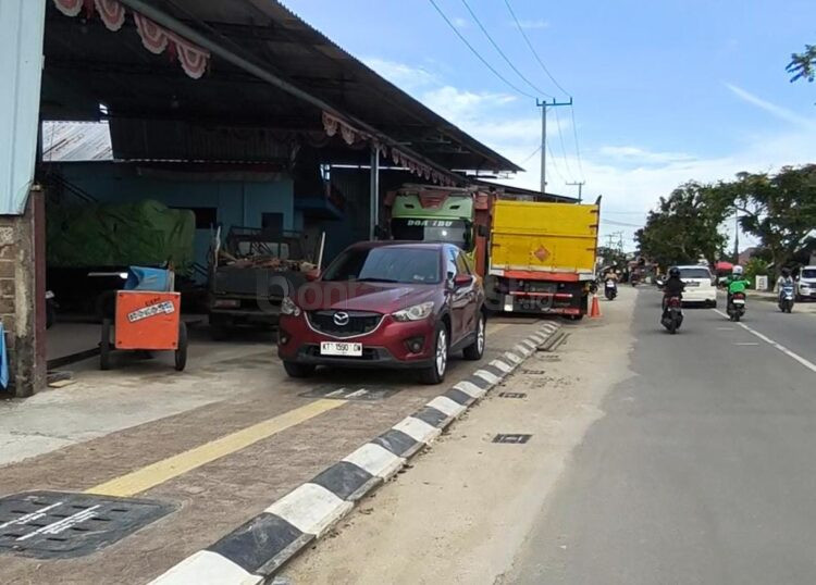Sebuah truk tampak berhenti di atas trotoar di Jalan HM Ardans, salah satu lokasi yang masih sering ditemukan pelanggaran parkir. (Nasrullah/ Bontang Post)