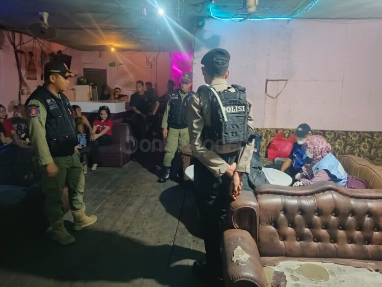 Razia dan tes urine yang dilakukan P4GN Bontang di Prakla, Berbas Pantai, Bontang, Senin (15/12/2025). Pelaku usaha mengadu kepada DPRD agar penjualan miras dilegalkan, Selasa (12/5/2026).