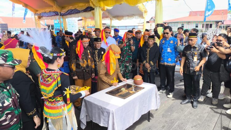 Pemkot Bontang meresmikan pelataran Bontang Kuala yang dibangun dua tahap lewat skema swakelola Kodim 0908/TNI AD untuk dukung wisata dan UMKM. (Nasrullah/Bontang Post)